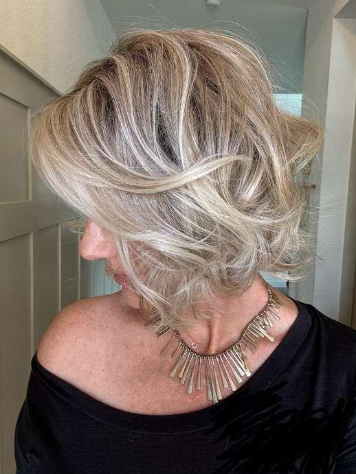 Jenny @thewiggygirl wearing CROWD PLEASER by RAQUEL WELCH in color RL19/23SS SHADED BISCUIT | Light Ash Blonde Evenly Blended with Cool Platinum Blonde and Dark Roots