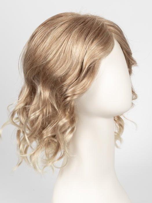 27T613F | Medium Red-Gold Blonde and Pale Nat Gold Blonde Blend with Pale Tips and Medium Red-Gold Blonde Nape